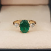 Anello di fidanzamento con smeraldo verde naturale da 3 carati e diamanti in oro giallo