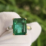 Anello con smeraldo verde naturale da 5 carati con combinazione di diamanti da 0.50 carati in oro bianco e giallo