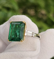 Anello con smeraldo naturale da 5.40 carati con diamanti naturali da 0.50 carati