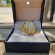 El anillo para hombre incluye oro amarillo, diamantes de 1.20 quilates, piedras preciosas de ópalo.