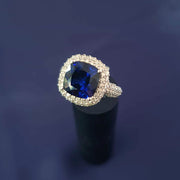 anillo llamativo de zafiro con diamantes, oro blanco