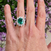anillo de esmeralda con diamante natural alrededor de oro blanco
