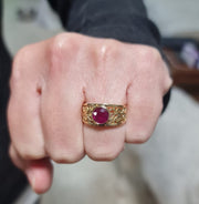 Mona Rae - Elegancia redefinida: majestuoso anillo de rubí en oro amarillo de 18 quilates