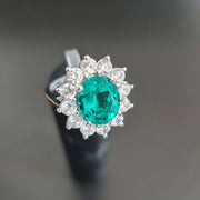 grande anello con diamante smeraldo per fidanzamento femminile