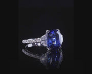 Bague coussin bleu saphir de 4.69 carats avec diamants naturels de 1.12 carats