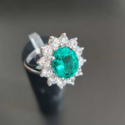 smeraldo di lusso con anello di diamanti per lei