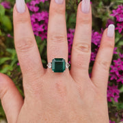 anillo de compromiso de diamantes de corazón de esmeralda natural verde
