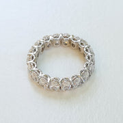 anello di fidanzamento per l'eternità con diamante ovale