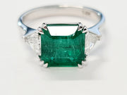 natural green emerald emgagement ring with  2 triangle diamonds