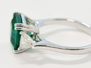 anillo de compromiso de esmeralda de tres piedras