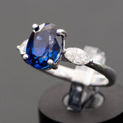 anillo de zafiro azul ovalado con 2 diamantes talla marquesa- 3 piedras