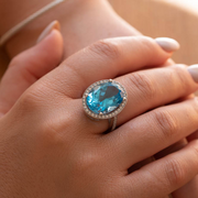 imagen de mano de anillo de diamante de topacio natural grande