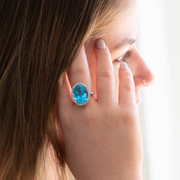 imagen de la parte posterior de la mano del anillo de diamantes de topacio natural grande