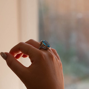 grande immagine della mano dell'anello del diamante del topazio naturale
