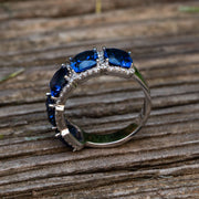Anillo de diamantes de zafiro azul de 5 piedras - imagen de soporte