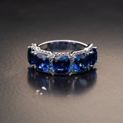 Imagen frontal del anillo de diamantes de zafiro de 5 piedras