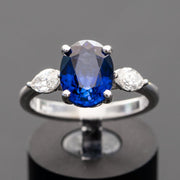 saphir ovale bleu avec 2 diamants taille marquise
