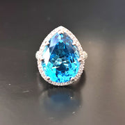 anillo grande topacio azul con diamantes oro blanco
