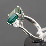 anillo de esmeralda de lujo con diamante oro blanco