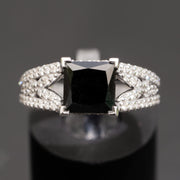 anillo de diamante negro