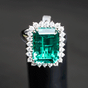 anillo llamativo de diamante verde esmeralda