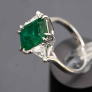 anillo de 3 piedras esmeralda