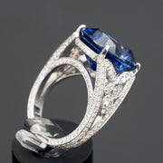 Monet - 16.76 carat Cushion sapphire ring with 1.96 carat natural diamonds