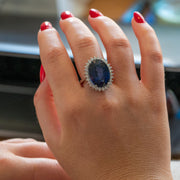 Anillo de cóctel de zafiro ovalado grande para mujer imagen de mano