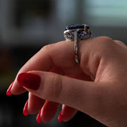 Gran anillo de piedras preciosas de zafiro para mano de mujer.