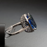 Diseño de amor de anillo de declaración de zafiro grande para mujer