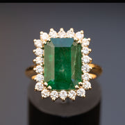 Emery - 5.90 carat natural emerald ring, 0.85 carat natural diamonds. 18K yellow gold