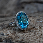imagen frontal del anillo de diamantes de topacio natural grande