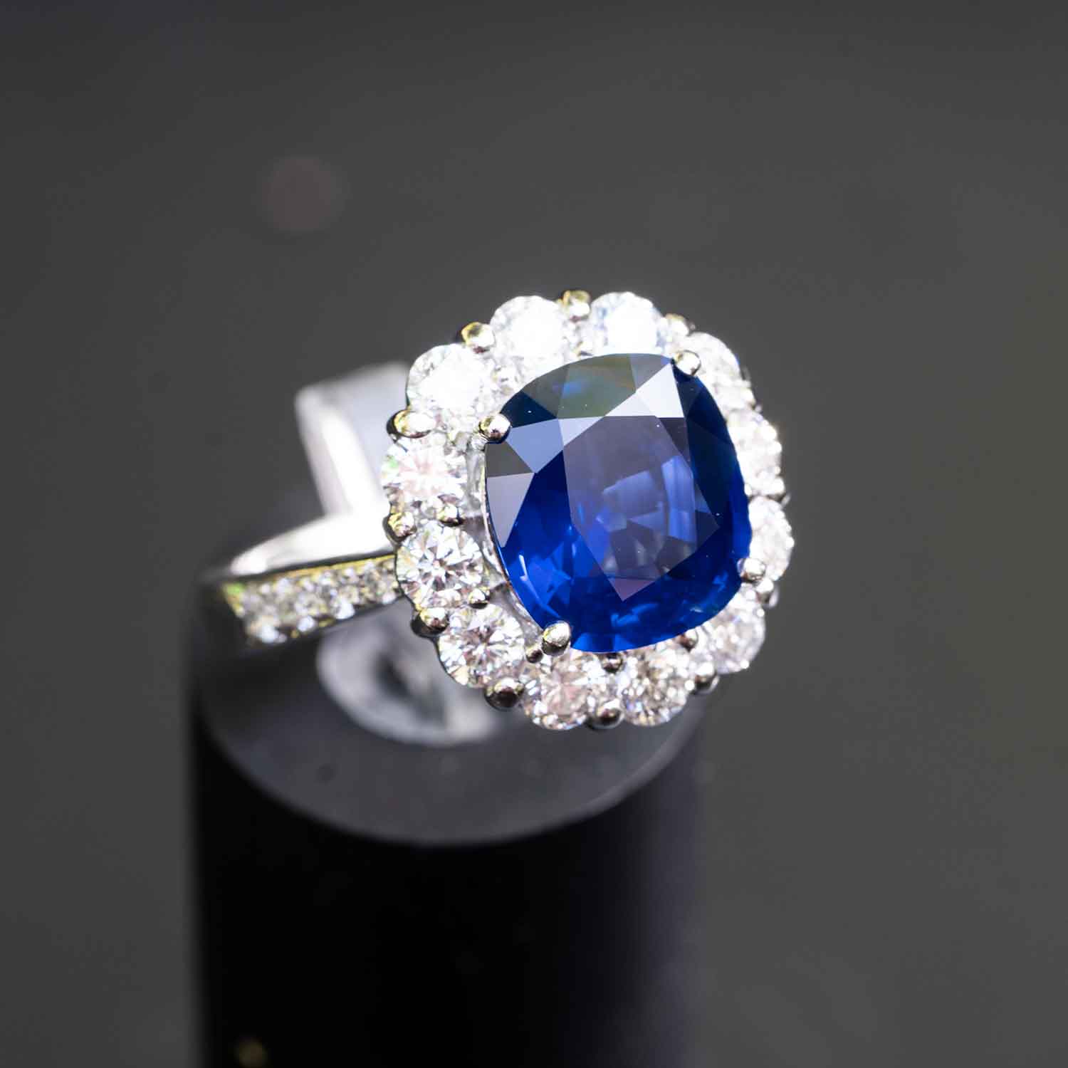 Buy blue sapphire loose stones at economical prices