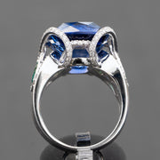 Cadencia: anillo de zafiro de 12.65 quilates con esmeraldas verdes naturales de 0.66 y diamantes naturales de 0.77 quilates