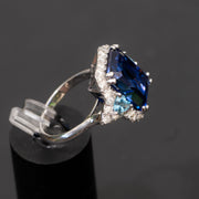 Suzanne - anillo de zafiro de 13.18 quilates con diamantes naturales de 0.80 quilates y topacio de 0.70 quilates