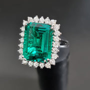 anillo llamativo de esmeralda verde para mujer con diamantes en oro blanco