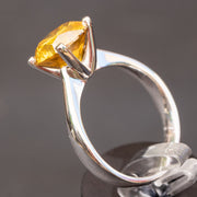 anillo de diamante redondo amarillo natural para ella