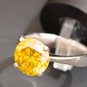 gran anillo de diamantes amarillos